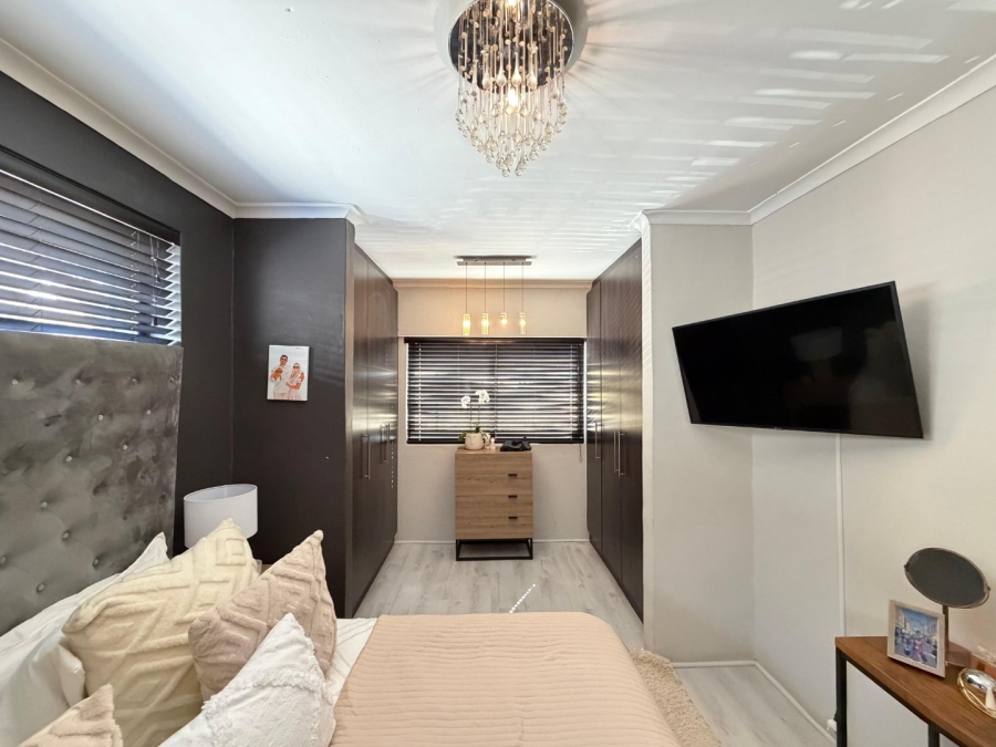 6 Bedroom Property for Sale in Vredehoek Western Cape